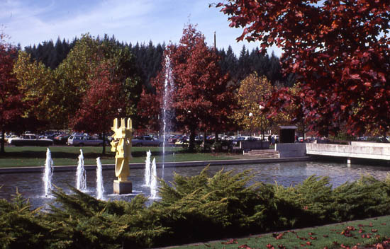 Fountain and west entrance to Lane Community College, Sam Blackwell, photographer, October 1983