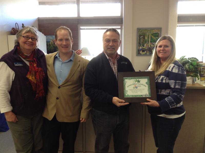 Cooperative Education Division Employees Receiving Green Office Certificate